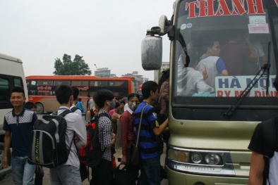 Sáng 30/4, các bến xe vẫn chật cứng người